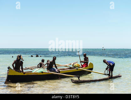 Einheimische Fischer und traditionellen Fischerboot Vezo Fischer Dorf Süd-Madagaskar Stockfoto