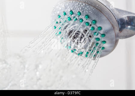 Spritzwasser aus einem Duschkopf. Stockfoto