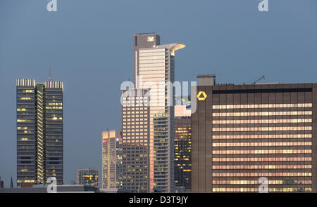 Frankfurt Am Main, Deutschland, das Bankenviertel in der Dämmerung Stockfoto