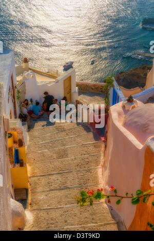 Mit Blick auf das malerische Dorf von Oia in Santorin, Griechenland 300 Schritten Ammoudi Pier Stockfoto