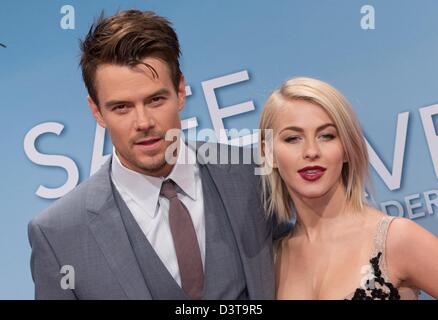 Berlin, Deutschland, 24. Februar 2013. UNS Schauspieler Julianne Hough (R) und Josh Duhamel für die Premiere ihres neuen Films "Sicherer Hafen" in der Cinemaxx-Kino in Berlin, Deutschland, 24. Februar 2013 kommen. Der Film startet in den Kinos in ganz Deutschland am 7. März 2013. Foto: Jörg Carstensen/Dpa/Alamy Live News Stockfoto