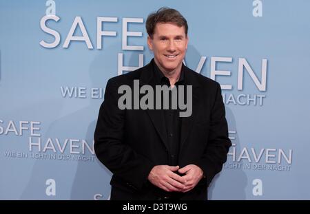 Berlin, Deutschland, 24. Februar 2013. US-Autor und Drehbuchautor Nicholas Sparks kommt zur Premiere seines neuen Films "Sicherer Hafen" in der Cinemaxx-Kino in Berlin, Deutschland, 24. Februar 2013. Der Film startet in den Kinos in ganz Deutschland am 7. März 2013. Foto: Jörg Carstensen/Dpa/Alamy Live News Stockfoto