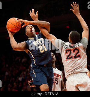 New York, New York, USA 24. Februar 2013. Pitts forward Lamar Patterson (21) ist in der 2. Hälfte während Big East Aktion zwischen der St. Johns Red Storm und den Pittsburgh Panthers im Madison Square Garden in New York City von St. Johns Guard/Forward Amir Garrett (22) gefoult. Pittsburgh besiegt St. Johns 63-47. Stockfoto