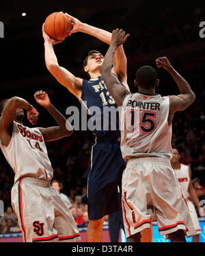 New York, New York, USA 24. Februar 2013. Pitts Forward/Center Steve Adams (13) schießt über St. Johns Guard/Forward Sir'Dominic Zeiger (15) in der 2. Hälfte während Big East Aktion zwischen der St. Johns Red Storm und den Pittsburgh Panthers im Madison Square Garden in New York City. Pittsburgh besiegt St. Johns 63-47. Stockfoto