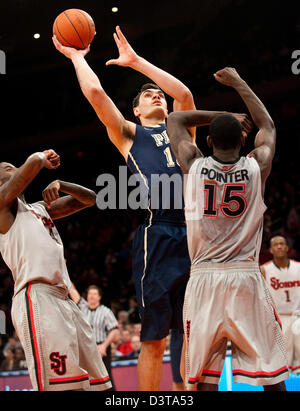 New York, New York, USA 24. Februar 2013. Pitts Forward/Center Steve Adams (13) schießt über St. Johns Guard/Forward Sir'Dominic Zeiger (15) in der 2. Hälfte während Big East Aktion zwischen der St. Johns Red Storm und den Pittsburgh Panthers im Madison Square Garden in New York City. Pittsburgh besiegt St. Johns 63-47. Stockfoto