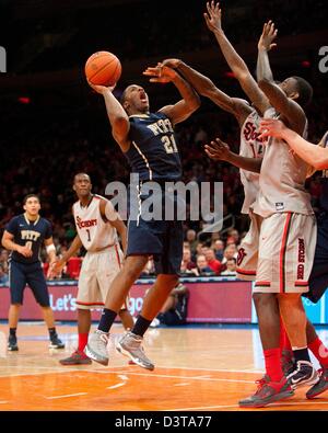 New York, New York, USA 24. Februar 2013. Pitts forward Lamar Patterson (21) ist in der 2. Hälfte während Big East Aktion zwischen der St. Johns Red Storm und den Pittsburgh Panthers im Madison Square Garden in New York City von St. Johns Guard/Forward Amir Garrett (22) gefoult. Pittsburgh besiegt St. Johns 63-47. Stockfoto