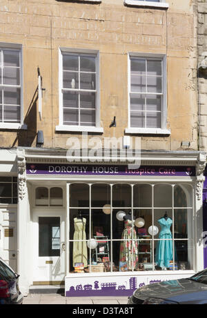 Dorothy Haus Hospiz-Charity-Shop auf der Broad Street, Bath, einer aus einer Kette von 22 Charity Fundraising-Shops in der Badewanne und SW England Stockfoto