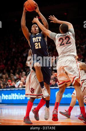 New York, New York, USA 24. Februar 2013. Pitts forward Lamar Patterson (21) ist in der 2. Hälfte während Big East Aktion zwischen der St. Johns Red Storm und den Pittsburgh Panthers im Madison Square Garden in New York City von St. Johns Guard/Forward Amir Garrett (22) gefoult. Pittsburgh besiegt St. Johns 63-47. Stockfoto