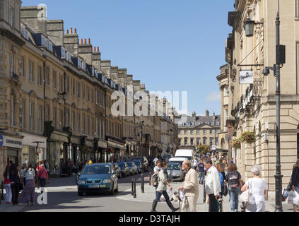 Im Zentrum Scharen von Käufern auf Milsom Street im Bad, einer belebten Einkaufsstraße mit vielen bekannten Geschäften und Banken. Stockfoto