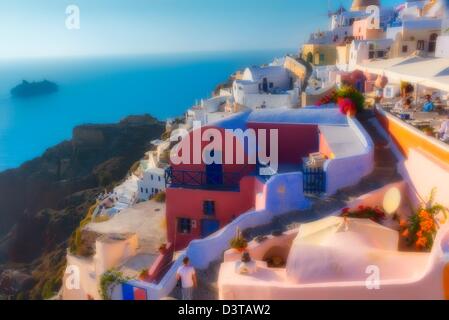 Mit Blick auf das malerische Dorf von Oia in Santorini, Griechenland Stockfoto