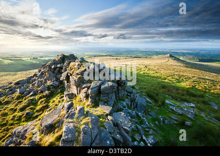 Die Sonnenstrahlen Einstellung leuchtet auf höhere Tor, Belstone auf Dartmoor Stockfoto