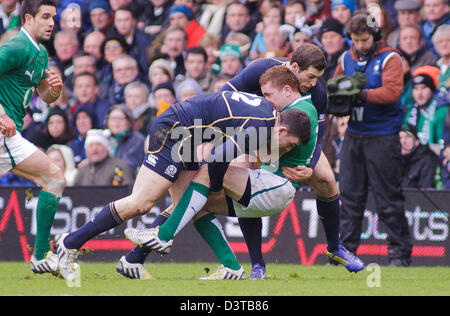 Paddy Jackson ist von Matt Scott & Tim Visser, Schottland / Irland, RBS 6 Nations Championship, Murrayfield Stad nach hinten geworfen. Stockfoto