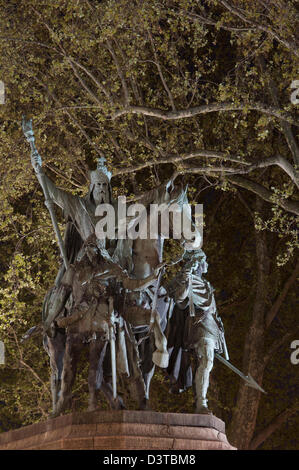Diese Bronzestatue von Karl der große, auch bekannt als Karl der große, befindet sich vor der Kathedrale Notre Dame in Paris. Beleuchtet bei Nacht. Frankreich. Stockfoto