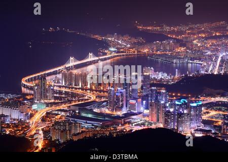 Skyline von Busan, Südkorea in der Nacht. Stockfoto