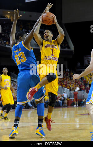 24. Februar 2013 - Los Angeles, Kalifornien, USA - 24. Februar 2013: Los Angeles, CA. USC Trojans bewachen Jio Fontan (1) Laufwerke in den Korb vorbei UCLA Bruins Forward/Center Tony Parker (23) in der zweiten Hälfte des NCAA Basketball-Spiel zwischen den USC Trojans und den UCLA Bruins im Galen Center in Los Angeles, Kalifornien. Die UCLA Bruins besiegten die USC Trojans 75-59. David Hood/CSM. Stockfoto