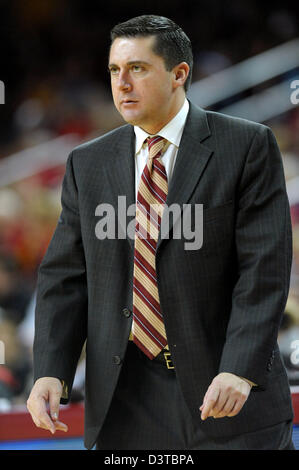 24. Februar 2013 - Los Angeles, Kalifornien, USA - 24. Februar 2013: Los Angeles, CA. USC Trojans Cheftrainer Bob Cantu blickt auf in der zweiten Hälfte des NCAA-Basketball-Spiel zwischen den USC Trojans und den UCLA Bruins im Galen Center in Los Angeles, Kalifornien. Die UCLA Bruins besiegten die USC Trojans 75-59. David Hood/CSM. Stockfoto