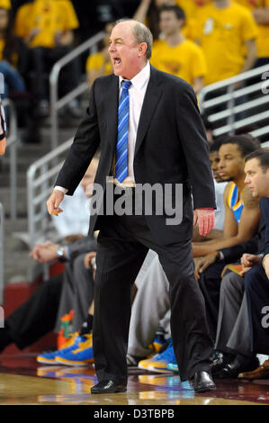 24. Februar 2013 - Los Angeles, Kalifornien, USA - 24. Februar 2013: Los Angeles, CA. UCLA Bruins Cheftrainer Ben Howland zu seinem Team in der zweiten Hälfte des NCAA-Basketball-Spiel zwischen den USC Trojans und den UCLA Bruins im Galen Center in Los Angeles, Kalifornien schreit. Die UCLA Bruins besiegten die USC Trojans 75-59. David Hood/CSM. Stockfoto