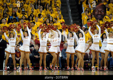 24. Februar 2013 - Los Angeles, Kalifornien, USA - 24. Februar 2013: Los Angeles, Kalifornien. Die USC Trojans Cheerleader führen Sie vor dem Start der NCAA Basketball-Spiel zwischen den USC Trojans und den UCLA Bruins im Galen Center in Los Angeles, CA. David Hood/CSM. Stockfoto