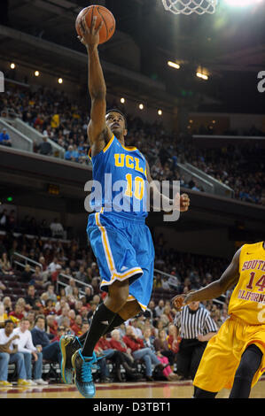 24. Februar 2013 - Los Angeles, Kalifornien, USA - 24. Februar 2013: Los Angeles, CA. UCLA Bruins Guard Larry Drew II (10) steigt für einen Laien in der ersten Hälfte des NCAA Basketball-Spiel zwischen den USC Trojans und den UCLA Bruins im Galen Center in Los Angeles, CA. David Hood/CSM. Stockfoto