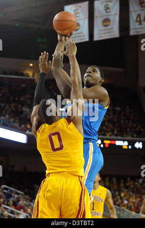 24. Februar 2013 - Los Angeles, Kalifornien, USA - 24. Februar 2013: Los Angeles, CA. UCLA Bruins vorwärts-/Mitte Tony Parker (23) schießt den Ball über USC Trojans vorwärts Renaldo Woolridge (0) in der ersten Hälfte des NCAA-Basketball-Spiel zwischen den USC Trojans und den UCLA Bruins im Galen Center in Los Angeles, CA. David Hood/CSM. Stockfoto