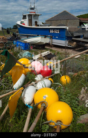 Hummer oder Krabben Fischer Boot und Marker Floats oder Bojen, Bulmer, Northumberland Stockfoto