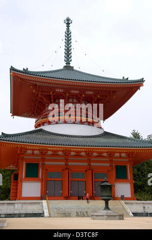 Verehrer verlassen Konpon Daito große Stupa, zentrale Pagode in Danjo Garan des Kongobuji-Tempels in Koyasan (Berg Koya) in Japan Stockfoto