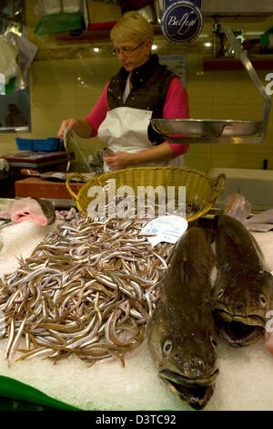 Barcelona, Spanien, Fisch-Verkäufe in den Mercado de Santa Caterina Stockfoto