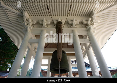 Glockenturm am Danjo Garan im Kongobuji-Tempel-Komplex auf Koyasan oder Berg Koya, Wakayama, Japan. Stockfoto