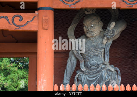 Hölzerne Wächter Statue innen Daimon oder große Tor, Haupteingang zur Koyasan (Berg Koya) Tempelanlage in Wakayama, Japan. Stockfoto