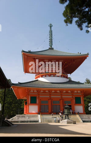 Anbeter Eingabe Konpon Daito große Stupa, zentrale Pagode in Danjo Garan des Kongobuji-Tempels in Koyasan (Berg Koya) in Japan Stockfoto