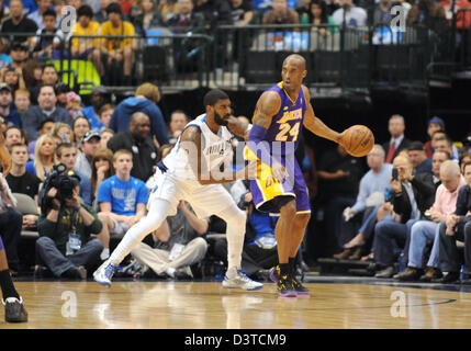 Dallas, Texas, USA. 24. Februar 2013. Los Angeles Lakers shooting Guard Kobe Bryant #24 bei einem NBA-Spiel zwischen den Los Angeles Lakers und den Dallas Mavericks das American Airlines Center in Dallas, TX Los Angeles besiegte Dallas 103-99 Stockfoto