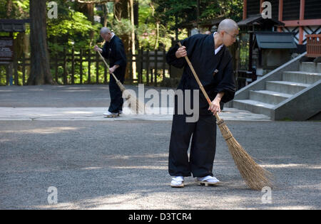 Buddhistische Mönche auf fegen Pflicht an Myo Jinja Schrein im Danjo Garan Komplex des Kongobuji-Tempels auf Koyasan (Berg Koya) Stockfoto