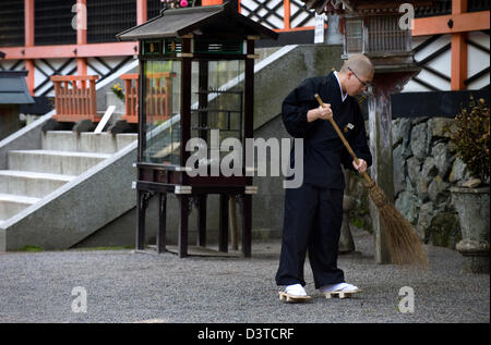 Buddhistischer Mönch auf fegen Pflicht an Myo Jinja Schrein im Danjo Garan Komplex des Kongobuji-Tempels auf Koyasan (Berg Koya) Stockfoto