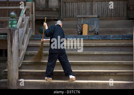 Buddhistischer Mönch zur Reinigung Pflicht Saito West Pagode im Danjo Garan Komplex des Kongobuji-Tempels auf Koyasan (Berg Koya) Stockfoto