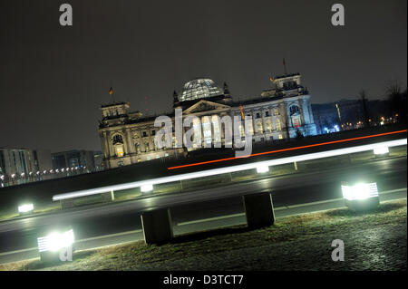 Berlin, Deutschland, der Reichstag am Platz Republik in Berlin Tiergarten in der Nacht Stockfoto