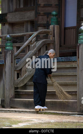 Buddhistischer Mönch zur Reinigung Pflicht Saito West Pagode im Danjo Garan Komplex des Kongobuji-Tempels auf Koyasan (Berg Koya) Stockfoto