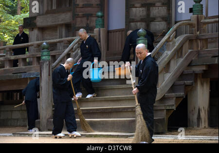 Buddhistische Mönche zur Reinigung Pflicht Saito West Pagode im Danjo Garan Komplex des Kongobuji-Tempels auf Koyasan (Berg Koya) Stockfoto