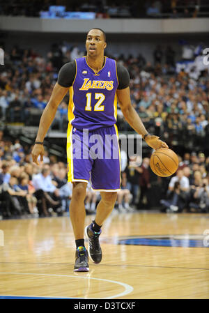 Dallas, Texas, USA. 24. Februar 2013. Los Angeles Lakers Center Dwight Howard #12 bei einem NBA-Spiel zwischen den Los Angeles Lakers und den Dallas Mavericks das American Airlines Center in Dallas, TX Los Angeles gegen Dallas 103-99 Stockfoto