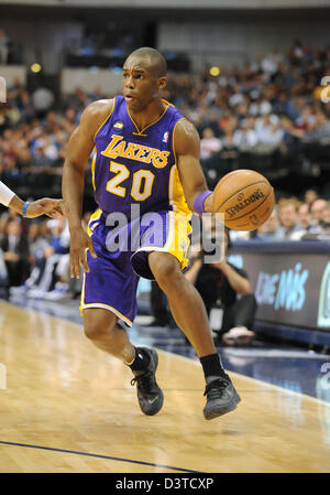 Dallas, Texas, USA. 24. Februar 2013. Los Angeles Lakers shooting Guard Jodie Meeks #20 bei einem NBA-Spiel zwischen den Los Angeles Lakers und den Dallas Mavericks das American Airlines Center in Dallas, TX Los Angeles besiegte Dallas 103-99 Stockfoto