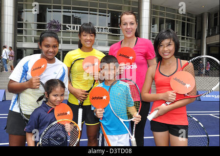 24. Februar 2013, Kuala Lumpur, Malaysia - Japanisch bester Spieler, Ayumi Morita (gelbes Hemd), 55. WTA-Rang und 29. WTA Anastasia Pawljutschenkowa (rosa Hemd) von Russland, posieren vor Esplanade KLCC Gebäude mit ihren jungen Fans. Malaysian Open 2013 BMW vom 25. Februar bis 3. März 2013 auf der Royal Selangor Golf Club (RSGC) Wettbewerb für ein Preisgeld von US$ 235, 000. (Foto von Robertus Pudyanto/Aflo) Stockfoto