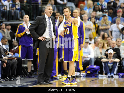 Dallas, Texas, USA. 24. Februar 2013. Los Angeles Lakers Point Guard Steve Nash #10 Chats mit Los Angeles Lakers Head coach Mike D'Antoni bei einem NBA-Spiel zwischen den Los Angeles Lakers und den Dallas Mavericks das American Airlines Center in Dallas, TX Los Angeles besiegte Dallas 103-99 Stockfoto