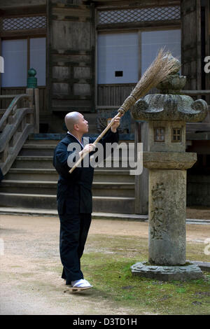 Buddhistischer Mönch zur Reinigung Pflicht Saito West Pagode im Danjo Garan Komplex des Kongobuji-Tempels auf Koyasan (Berg Koya) Stockfoto