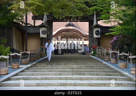 Haupteingang Tor an Spitze des Steinstufen gesäumt von hölzernen Wassereimer am Kongobuji Tempel auf Koyasan oder Berg Koya, Wakayama Stockfoto