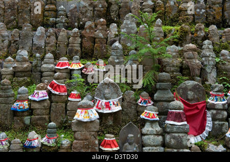 Sammlung von Stein Ojizo Statuen mit rotem Lätzchen am Friedhof Okunoin Tempel auf Koyasan (Berg Koya), Wakayama, Japan. Stockfoto