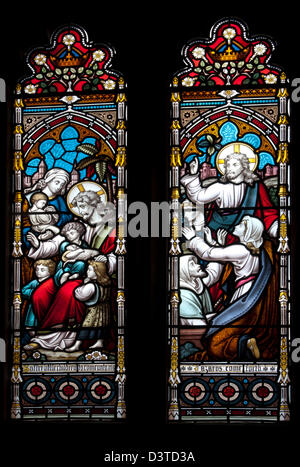 Glasfenster in St. Andrews Church, Hazleton, Gloucestershire, England, UK Stockfoto