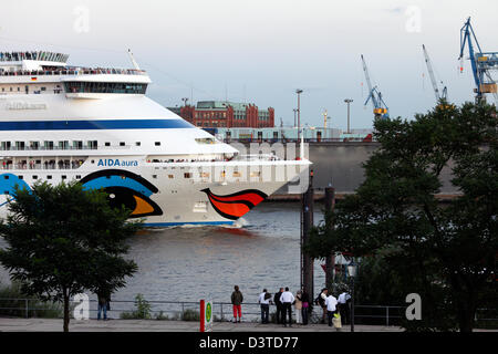 Hamburg, Deutschland, läuft das Passagierschiff AIDAaura vom Hafen Stockfoto