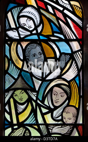 Moderne Glasfenster St. Andrews Church, Hazleton, Gloucestershire, England, UK Stockfoto