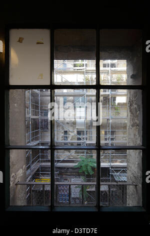 Berlin, Deutschland, Blick durch ein Fenster in den Hinterhof des Haus Schwarzenberg Stockfoto