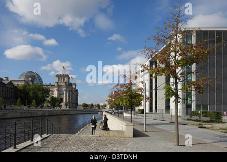 Berlin, Deutschland, der Reichstag und das Marie-Elisabeth-Lueders-Haus an der Spree Stockfoto