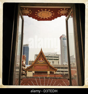 24. Februar 2013 - Bangkok, Thailand - die Dachlinie des Wat Hua Lamphong mit dahinter die Skyline von Bangkok. Wat Hua Lamphong ist ein Royal buddhistischer Tempel, dritte Klasse, in der Bang Rak Viertel von Bangkok, Thailand. Es befindet sich an der Rama IV Road, etwa 1 km von der Stadt Hua Lamphong Hauptbahnhof. Ein Eingang zu Sam Yan Station auf der Bangkok Metro (u-Bahn) befindet sich vor dem Haupteingang des Tempels Verbindung auf Rama IV. Wat Hua Lamphong wurde 1996 anlässlich des 50. Jahrestages der Aufstieg auf den Thron von König Bhumibol Adulyadej (Rama IX) im Jahr 1996 renoviert. Die r Stockfoto